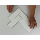 Witte rechthoekige tegels in een herringbone patroon van Kalma White 6x18