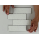 Witte rechthoekige tegels in een verspringend patroon van Kalma White 6x18,6 mat