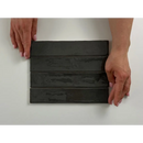 Vier parallelle zwarte strips van de Kalon Anthracite wandtegel 5x25 glans