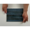 Donkere blauwe houten planken in parallelle rijen, Kalon Blue wandtegel 5x25 glans