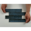 Vier donkerblauwe metalen strips in een gestapeld patroon van Kalon Blue wandtegel