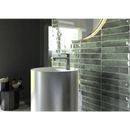 Cylindrische zilveren wastafelsok met moderne zwarte kraan bij Kalon Green wandtegel 5x25