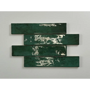 Donkere groene wandtegels met witte markeringen in een verspringend patroon