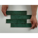 Vier groene houten planken in een verspringend patroon van Kalon Green wandtegel 5x25 glans