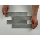 Grijze wandtegel 5x25 glans in een verspringend patroon van Kalon Grey