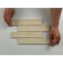 Vier parallelle strips rauwe bladerdeeg naast Kalon Ivory wandtegel 5x25 glans