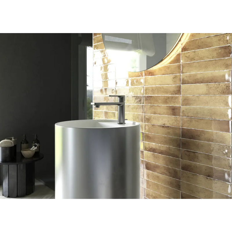 Cylindrical stainless steel pedestal sink with modern black faucet in Kalon Terracotta wandtegel