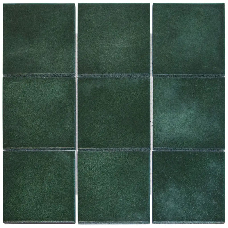 Donkere groene keramische tegels in een 3x3 patroon van KAM10525 Forest Green Mat