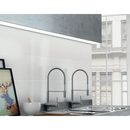 Twee industriële keukenkranen met uittrekbare sproeiers naast elkaar op Kerabo Wit Mat Tegel