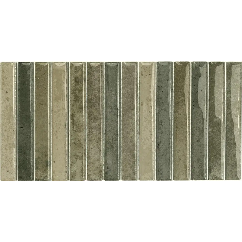 Een set van tien verticale keramische kit kat musgo glossy tegels in gedempte groene en beige tinten met subtiele textuur