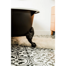 Zwart vrijstaand bad met sierlijke voeten uit de mooie collectie 20x20 tegels