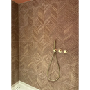 Goud handheld douchekop op chevron wand met Larchwood Zig Ipe 30x90 rett