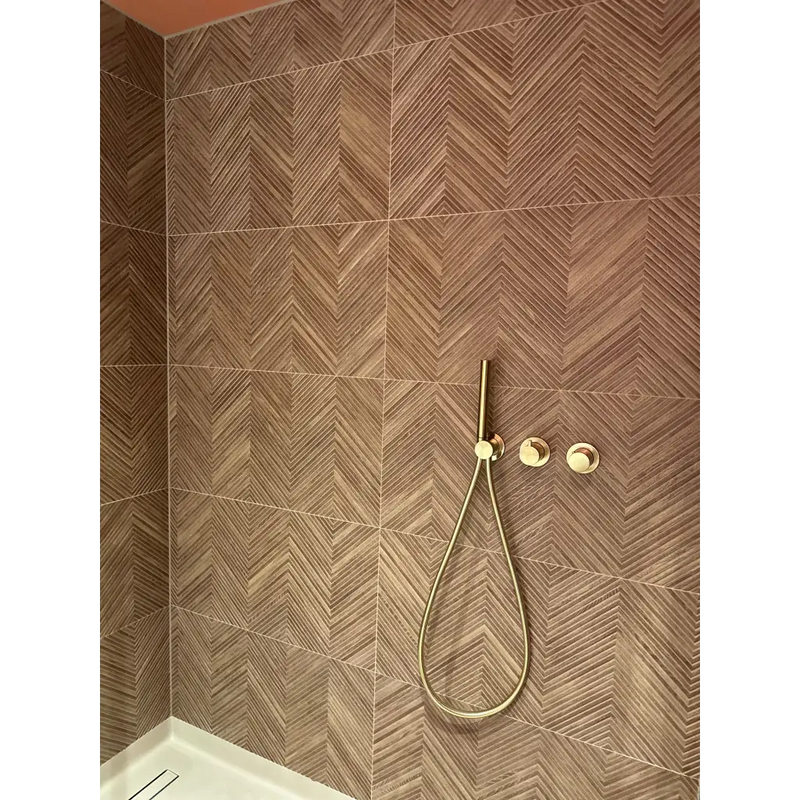 Goud handheld douchekop op chevron wand met Larchwood Zig Ipe 30x90 rett