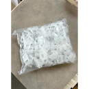 Heldere plastic spacers en tegels leveling clips in een plastic zak