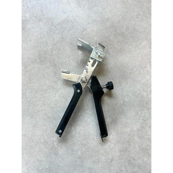 Metal tile leveling pliers met rubberen handvaten voor vloertegels en wandtegels