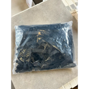 Zwart kledingstuk in doorzichtig plastic verpakt voor Leveling Wiggen