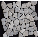 Irreguliere grijze marmer scherven getrommeld in puzzelachtige patroon