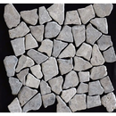 Irregulaire grijze marmer scherven getrommeld in een puzzelachtige patroon