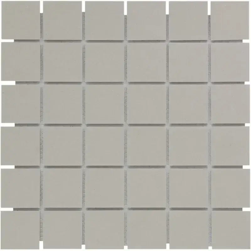 Een lap ongeglazuurde lichtgrijze vierkante mozaïektegels met matte afwerking voor LO1029 Grey Matt R11