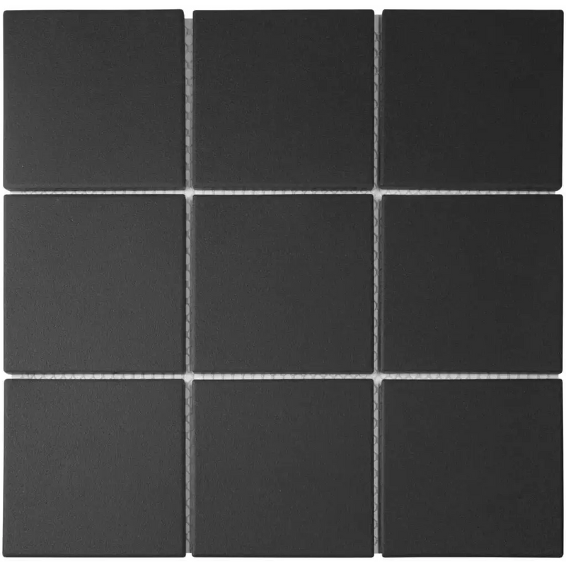 Negen zwarte matte R11 tegels met lichte grijze voeg, perfect past bij LO9517 Black