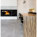 Moderne keuken met Loft Ash 30x60 rett eiland en trendy barkrukken