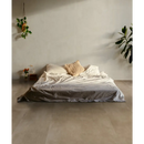 Ongehoorde matras met witte beddengoed en beige kussen van Loft Taupe 30x60 rett