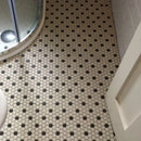 Hexagonale vloertegels met zwart-wit patroon in LOH Mayfair 18