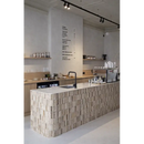 Zilver travertin Lua Tiles toonbank van licht beige gestapelde betonblokken met witte aanrecht en zwarte kraan