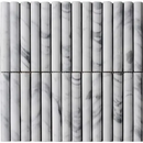 Witte arabescato marmer mozaïek met verticale gefluteerde structuur van Lulu Arabescato