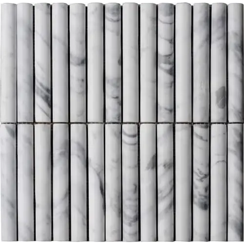 Witte arabescato marmer mozaïek met verticale gefluteerde structuur van Lulu Arabescato
