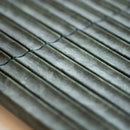 Donkere grijze, getextureerde bamboe mat met parallelle ribbels voor lulu indian green kitkat