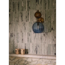 Lulu jade groen vloertegels met blauwe en amber glazen globe sconce en messing hardware in jade groen marmer stijl