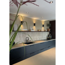 Moderne keuken met Lulu Travertin vloertegels, donkere kasten en lichte werkbladen