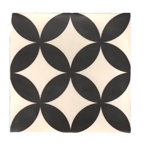 Zwart-wit geometrisch tegelpatroon met overlappende cirkels in Madelaine decor-21 13x13