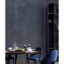 Rond houten eettafel met blauw gestoffeerde stoelen van Magnetisch Blauw 120x270