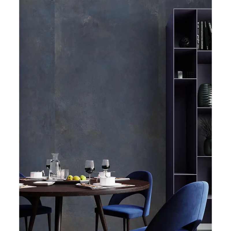 Rond houten eettafel met blauw gestoffeerde stoelen van Magnetisch Blauw 120x270