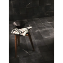 Houten kruk met een donkere kom en gestreepte stof, perfect voor Maku 20x20 Dark