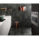 Moderne keuken met Maku 20x20 Dark tegelwanden en witte kasten