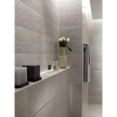 Witte tulpen in een pale gele vaas bij Maku Grey wandtegel 25x75 rett