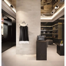 Zwart-witte mouwloze jurk hangt aan de muur bij Maku Light 60x60 rett