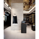 Zwart mouwloos jurkje met witte rand, perfect voor Maku Light Zijde Glans 80x80