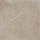 Beige marmeren oppervlak met subtiele witte aderingen van Maku Nut 120x120 rett