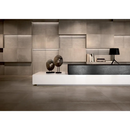 Minimalistische zwevende witte plank met cirkelvormige sculpturen en een Maku Nut 80x80