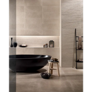 Zwarte ovale vrijstaande badkuip naast Maku Nut wandtegel 25x75