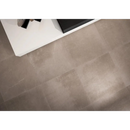 Gladde betonnen vloer met een gemêleerde uitstraling van Maku Nut Zijde Glans 80x80 Rett