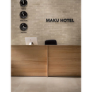 Moderne houten receptie met Maku Sand 80x80 rett en drie tijdzoneklokken