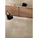 Zwarte rugzak met rode accenten op de vloer naast Maku Sand 80x80 rett