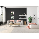 Moderne grijze bank met roze kussens en geometrische salontafel van Beko Mat Rett