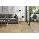 Moderne woonkamer met mas galia honey mat, grijze bank en minimalistische decoratie