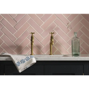 Brass kranen met traditionele kruishandles op Mat dusty pink 7,5x30 tegels